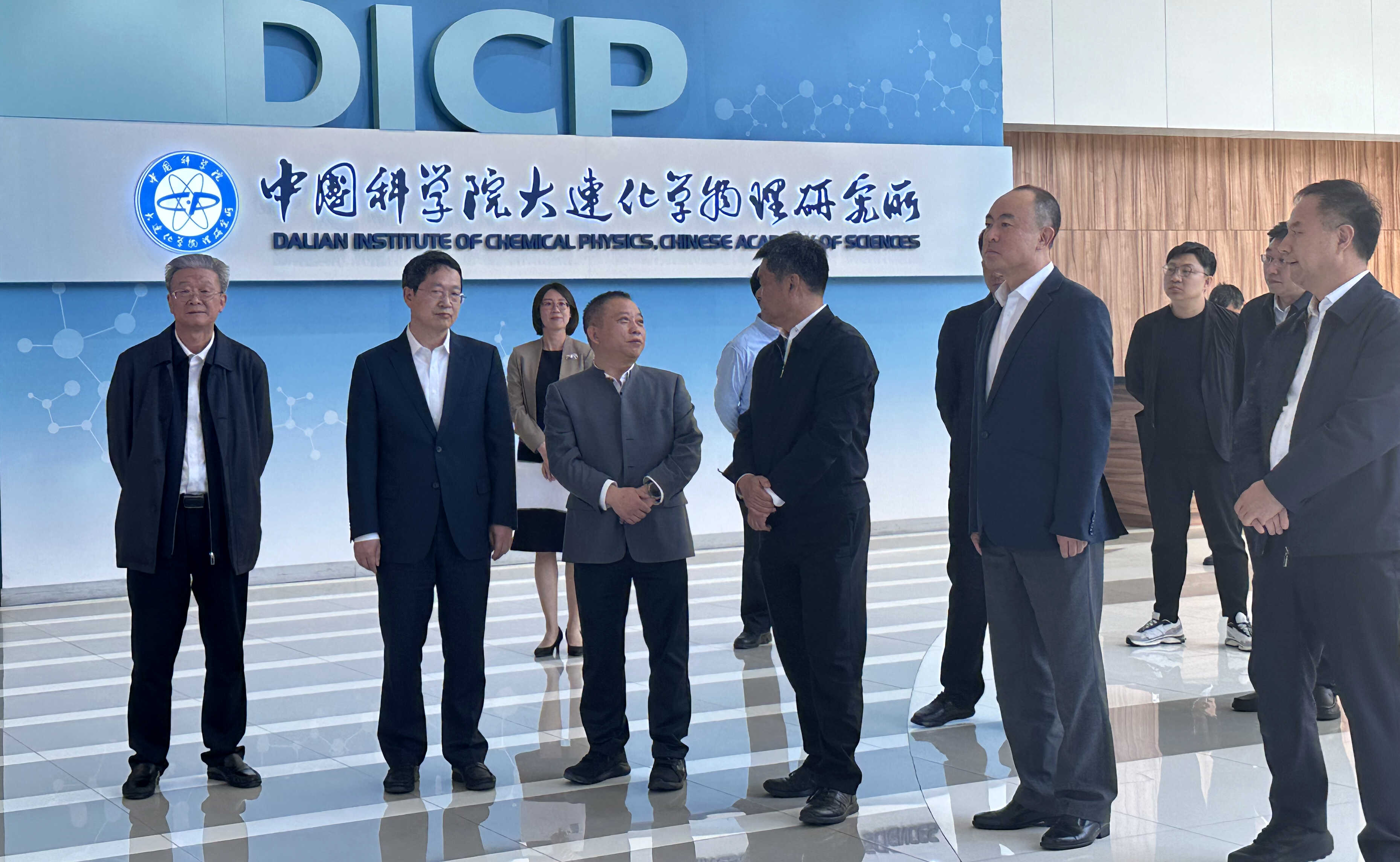 人力資源和社會保障部黨組成員、副部長吳秀章來大連化物所調研